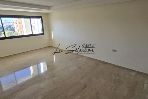 Bel appartement vide au centre du quartier Founty à Louer